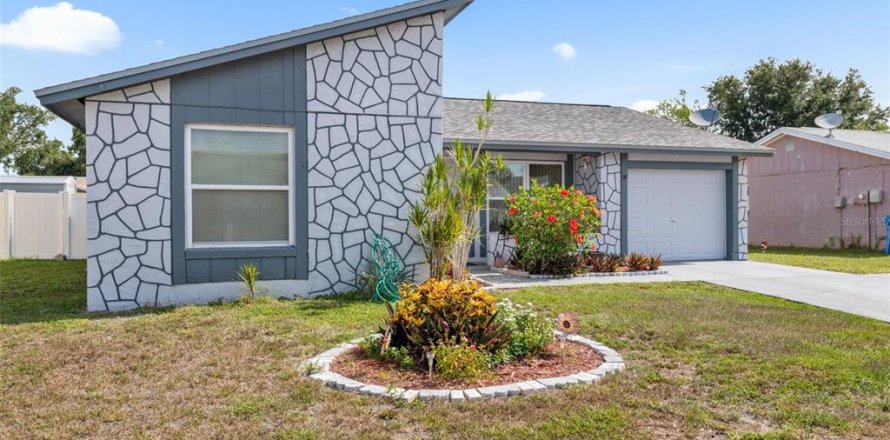 House in Tampa, Florida 3 bedrooms, 138.8 sq.m. № 1766259