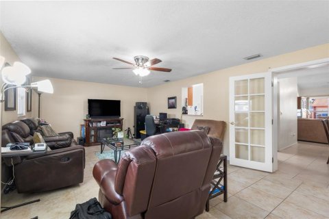 House in Tampa, Florida 3 bedrooms, 138.8 sq.m. № 1766259 - photo 15