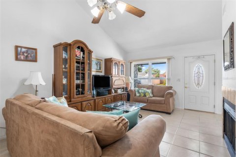 House in Tampa, Florida 3 bedrooms, 138.8 sq.m. № 1766259 - photo 5