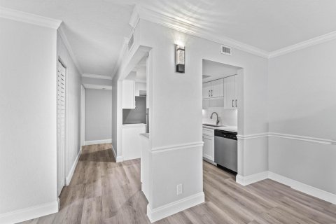 Copropriété à louer à Palm Springs, Floride: 2 chambres, 81.75 m2 № 2191994 - photo 11