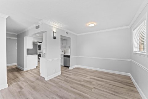 Copropriété à louer à Palm Springs, Floride: 2 chambres, 81.75 m2 № 2191994 - photo 10