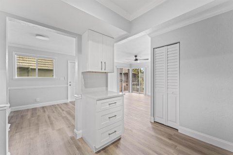 Copropriété à louer à Palm Springs, Floride: 2 chambres, 81.75 m2 № 2191994 - photo 15