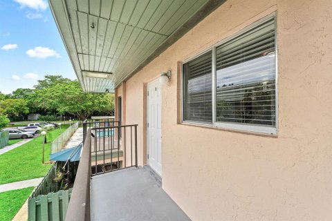 Copropriété à louer à Palm Springs, Floride: 2 chambres, 81.75 m2 № 2191994 - photo 5
