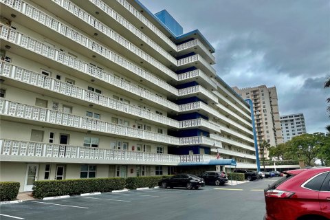 Купить кондоминиум в Халландейл-Бич, Флорида 1 спальня, 75.9м2, № 1981881 - фото 2