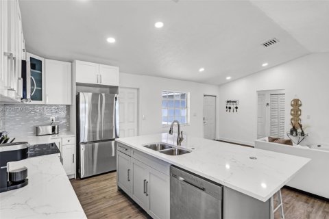 House in Hallandale Beach, Florida 4 bedrooms, 131.55 sq.m. № 2075180 - photo 28
