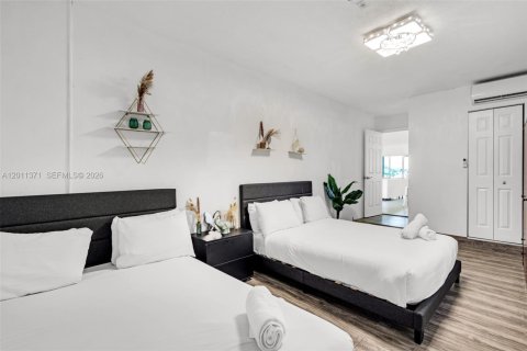 House in Hallandale Beach, Florida 4 bedrooms, 131.55 sq.m. № 2075180 - photo 25