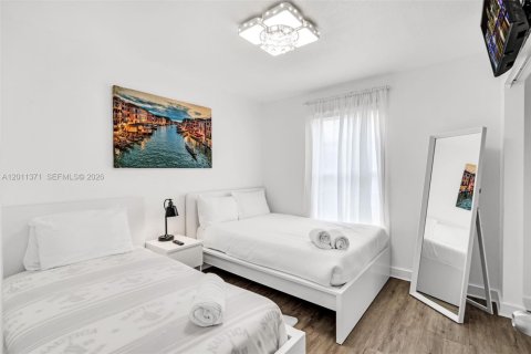 House in Hallandale Beach, Florida 4 bedrooms, 131.55 sq.m. № 2075180 - photo 21