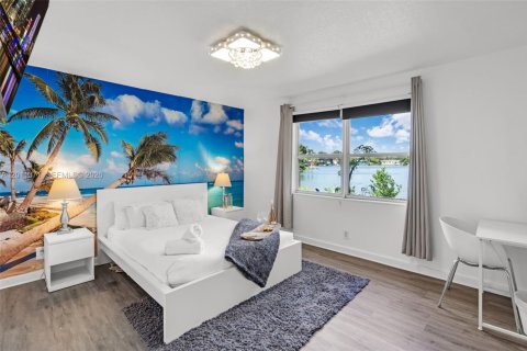 House in Hallandale Beach, Florida 4 bedrooms, 131.55 sq.m. № 2075180 - photo 17