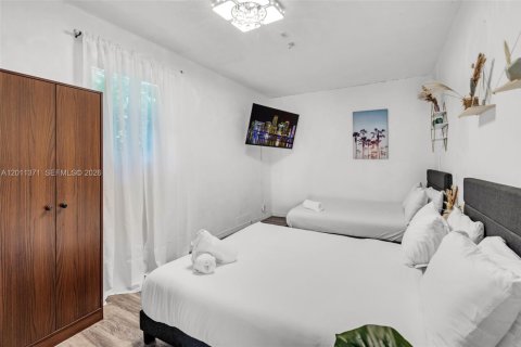 House in Hallandale Beach, Florida 4 bedrooms, 131.55 sq.m. № 2075180 - photo 26