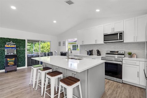 House in Hallandale Beach, Florida 4 bedrooms, 131.55 sq.m. № 2075180 - photo 30