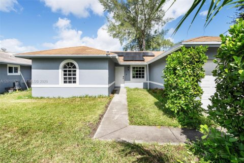 House in Hallandale Beach, Florida 4 bedrooms, 131.55 sq.m. № 2075180 - photo 5