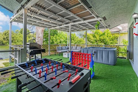 House in Hallandale Beach, Florida 4 bedrooms, 131.55 sq.m. № 2075180 - photo 7