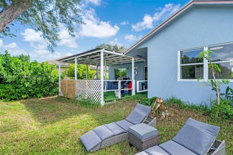 House in Hallandale Beach, Florida 4 bedrooms, 131.55 sq.m. № 2075180 - photo 8