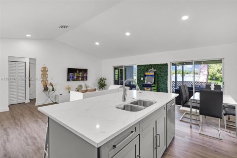 House in Hallandale Beach, Florida 4 bedrooms, 131.55 sq.m. № 2075180 - photo 29
