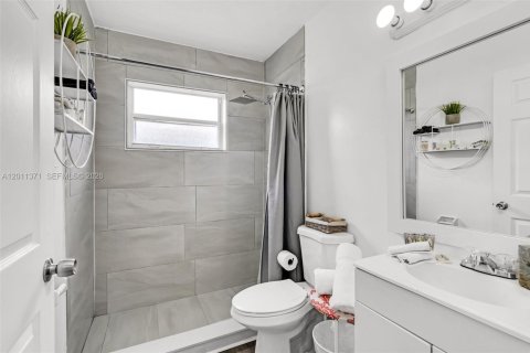 House in Hallandale Beach, Florida 4 bedrooms, 131.55 sq.m. № 2075180 - photo 18