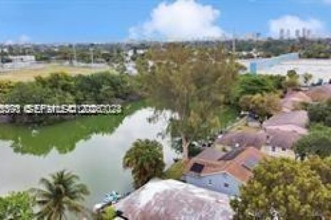 House in Hallandale Beach, Florida 4 bedrooms, 131.55 sq.m. № 2075180 - photo 4