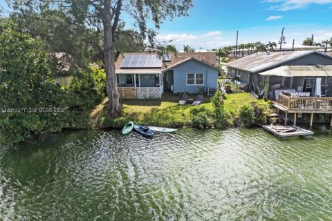 House in Hallandale Beach, Florida 4 bedrooms, 131.55 sq.m. № 2075180 - photo 2