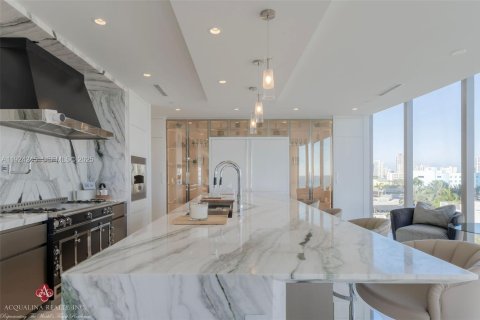 Condominio en venta en Sunny Isles Beach, Florida, 4 dormitorios, 407.38 m2 № 1982428 - foto 19