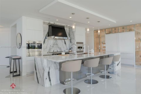 Condominio en venta en Sunny Isles Beach, Florida, 4 dormitorios, 407.38 m2 № 1982428 - foto 17