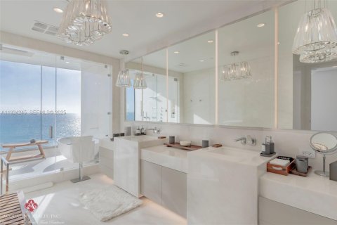 Condominio en venta en Sunny Isles Beach, Florida, 4 dormitorios, 407.38 m2 № 1982428 - foto 30