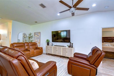 House in Land O' Lakes, Florida 4 bedrooms, 187.11 sq.m. № 2151999 - photo 11