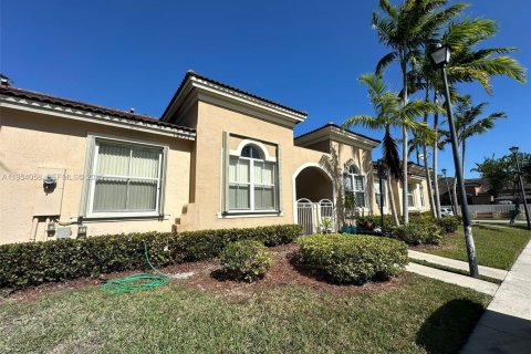 Touwnhouse à vendre à Miami, Floride: 3 chambres, 112.97 m2 № 2010053 - photo 1