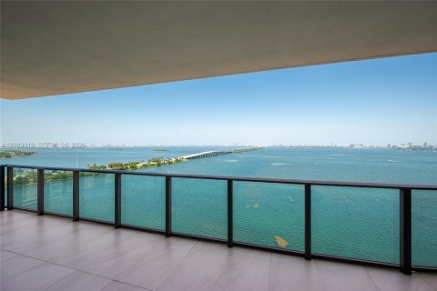 Copropriété à louer à Miami, Floride: 3 chambres, 151.8 m2 № 2352019 - photo 2