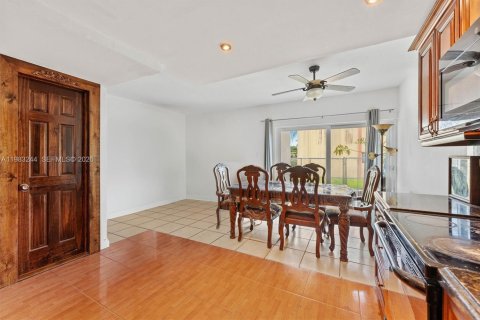 Townhouse in Miami, Florida 2 bedrooms, 111.48 sq.m. № 2047235 - photo 10