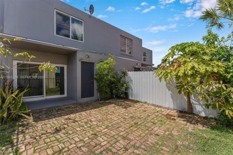 Townhouse in Miami, Florida 2 bedrooms, 111.48 sq.m. № 2047235 - photo 16