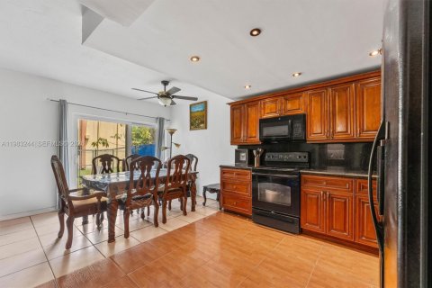 Townhouse in Miami, Florida 2 bedrooms, 111.48 sq.m. № 2047235 - photo 6