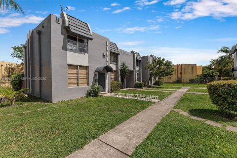 Townhouse in Miami, Florida 2 bedrooms, 111.48 sq.m. № 2047235 - photo 2