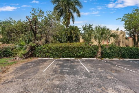 Townhouse in Miami, Florida 2 bedrooms, 111.48 sq.m. № 2047235 - photo 17