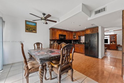 Townhouse in Miami, Florida 2 bedrooms, 111.48 sq.m. № 2047235 - photo 9