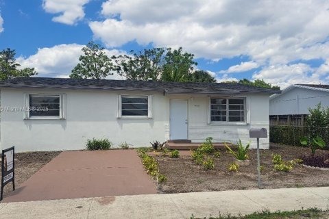 House in Miami Gardens, Florida 3 bedrooms, 101.45 sq.m. № 1706296 - photo 3