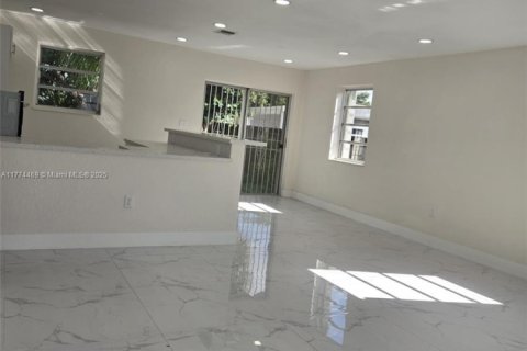 House in Miami Gardens, Florida 3 bedrooms, 101.45 sq.m. № 1706296 - photo 4