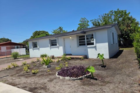 House in Miami Gardens, Florida 3 bedrooms, 101.45 sq.m. № 1706296 - photo 1