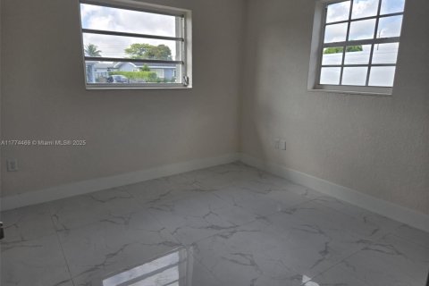 House in Miami Gardens, Florida 3 bedrooms, 101.45 sq.m. № 1706296 - photo 5