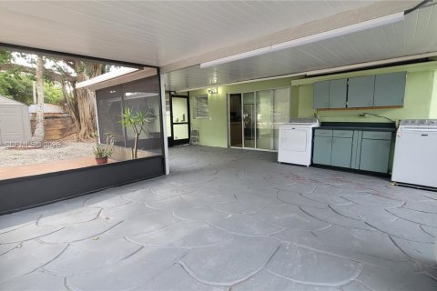 House in Key Largo, Florida 4 bedrooms, 122.07 sq.m. № 2043883 - photo 5