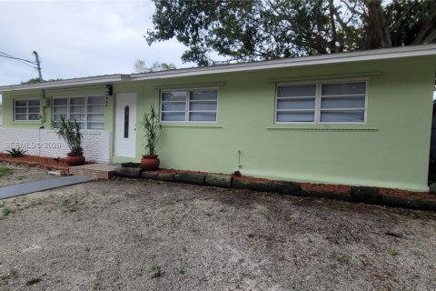 House in Key Largo, Florida 4 bedrooms, 122.07 sq.m. № 2043883 - photo 3