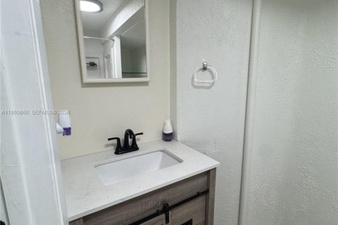 House in Key Largo, Florida 4 bedrooms, 122.07 sq.m. № 2043883 - photo 22