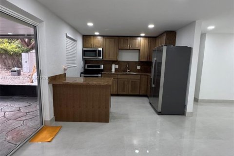 House in Key Largo, Florida 4 bedrooms, 122.07 sq.m. № 2043883 - photo 9