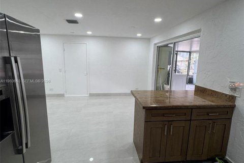 House in Key Largo, Florida 4 bedrooms, 122.07 sq.m. № 2043883 - photo 8