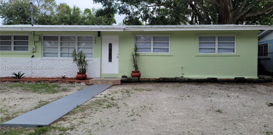 House in Key Largo, Florida 4 bedrooms, 122.07 sq.m. № 2043883