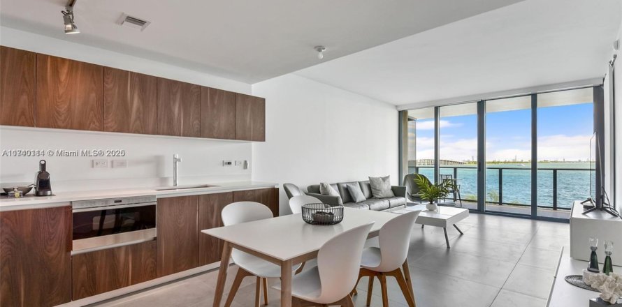 Кондоминиум с 2 спальнями в Майами, Флорида № 1942992