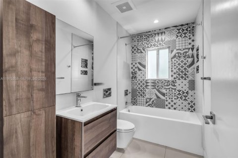 Casa en venta en Miami, Florida, 3 dormitorios, 131.18 m2 № 2041077 - foto 28