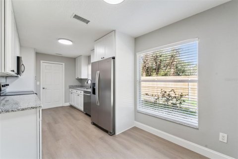House in Chuluota, Florida 3 bedrooms, 121.61 sq.m. № 2356120 - photo 9