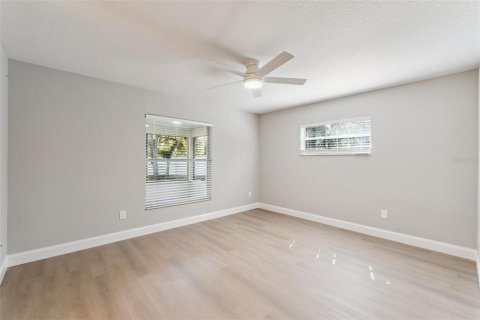 House in Chuluota, Florida 3 bedrooms, 121.61 sq.m. № 2356120 - photo 10