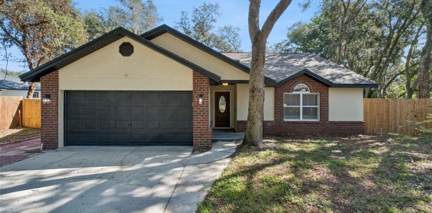 House in Chuluota, Florida 3 bedrooms, 121.61 sq.m. № 2356120