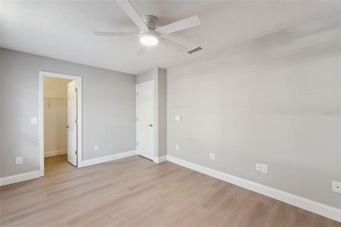 House in Chuluota, Florida 3 bedrooms, 121.61 sq.m. № 2356120 - photo 16