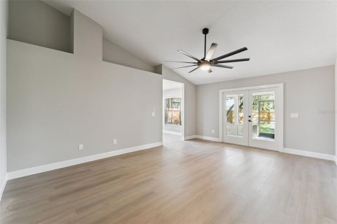 House in Chuluota, Florida 3 bedrooms, 121.61 sq.m. № 2356120 - photo 5
